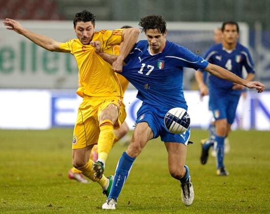 FUSSBALL - ROU vs ITA, Testspiel KLAGENFURT,AUSTRIA,17.NOV.10 - FUSSBALL - Laenderspiel, Rumänien (gelb) vs Italien (blau), Freundschaftsspiel. Bild zeigt Ciprian Marica (ROU) und Andrea Ranoccia (ITA). 