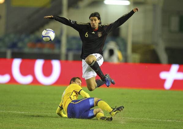 Sami KHEDIRA, 6DFB im Zweikampf um den Ball gegen Kim KAELLSTROEM, SWE Nr.9 SCHWEDEN (gelb) - DEUTSCHLAND (schwarz) Deutsche Fussball Nationalmannschaft DFB, am 17.11.2010 in Goeteborg