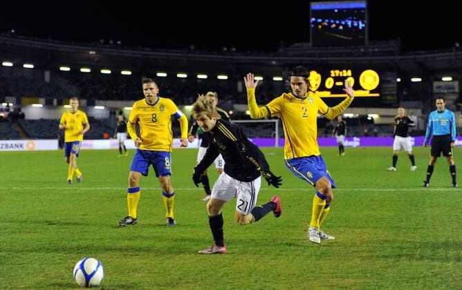 17. November 2010: Göteborg (Schweden), Ullevi Stadion: Fussball Länderspiel: Schweden - Deutschland: Deutschlands Marko Marin (schwarz) gegen Schwedens Mikael Lustig (rechts) und Anders Svensson (links).