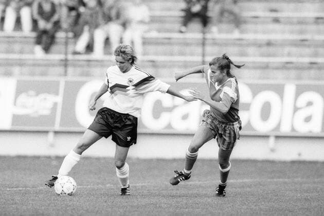 Martina Voss (Deutschland, li.) im Duell o0 Damen, Nationalteam, Frauen, Frauenfußball, Länderspiel, Test, Testspiel, Kaiserslautern