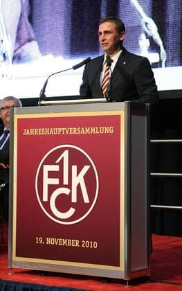 Fussball - 1. FC Kaiserslautern - 19.11.2010, Jahreshauptversammlung 2010 1. FC Kaiserslautern, Vorstandsvorsitzender Stefan Kuntz (FCK), - o0 Funktionär Logo, Emblem, Vereinslogo, Vereinsemblem