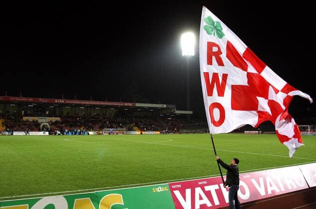 Fußball, Stadiongeschichte Rot-Weiß Oberhausen Rot Weiß Oberhausen - Fahnenschwenker mit einer Fahne von RWO im Stadion Niederrhein o0 Fahne, Vereinsfahne Objekte Totale Sportstätte, Stadion, Totale