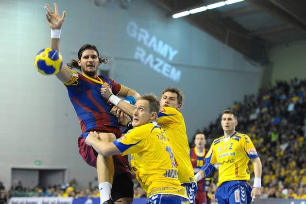 20.11.2010 KIELCE, KS Vive Kielce (gelb) vs FC Barcelona Borges (rot blau) --- LASZLO NAGY (L), MATEUSZ JACHLEWSKI (R) ---  20101120CSMS0006 o0 Barca