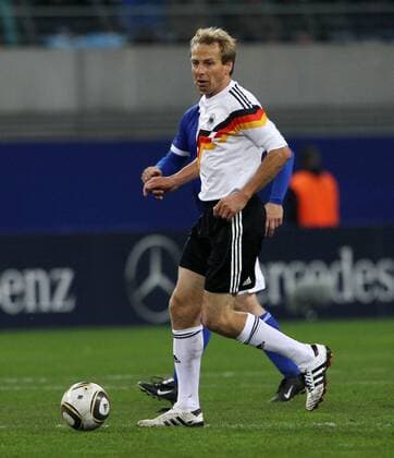 Leipzig, Legenden des deutschen Fußballs beim Spiel der BRD gegen die DDR 1:2 anlässlich 20 Jahre Fussballeinheit: Jürgen Klinsmann (BRD)