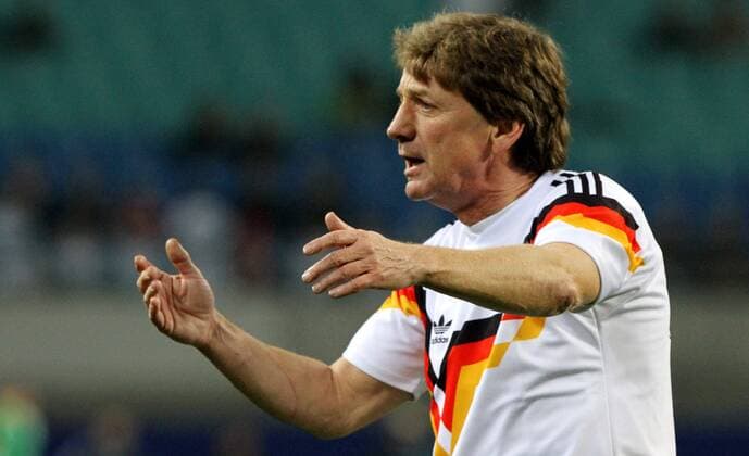 Spiel der Legenden in Leipzig - DDR gegen BRD - 20 Jahre nach der Wiedervereinigung der Fussballverbände Ost und West treffen zehn Fussballweltmeister von 1990 und ein Team von DDR Legenden aufeinander - Frank Mill (BRD) enttäuscht