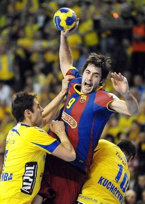 VIVE TARGI KIELCE (gelb) - FC BARCELONA BORGES: RAUL ENTRERRIOS RODRIGUEZ ---  20101120nb007
