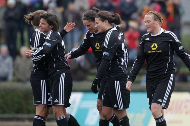 21.11.2010, Frauenfußball-Bundesliga, 14. Spieltag: 1. FFC Frankfurt - 1. FFC Turbine Potsdam. Jubel nach 1:0, v.re.: Melanie Behringer, Dzsenifer Marozsan, Birgit Prinz, Ariane Hingst (1. FFC Frankfurt). o0 Jubel Freude