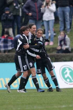 21.11.2010, Frauenfußball-Bundesliga, 14. Spieltag: 1. FFC Frankfurt - 1. FFC Turbine Potsdam. Jubel nach 2:1, v.li.: Ariane Hingst, Birgit Prinz und Sandra Smisek (1. FFC Frankfurt). o0 Jubel Freude