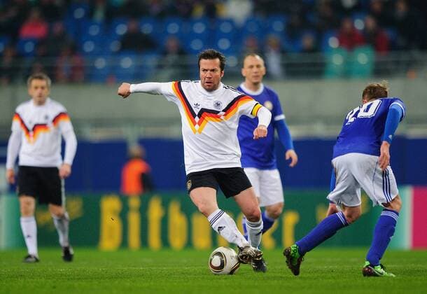 20 Jahre Fussball Einheit Jubiläumsspiel Weltmeister BRD 1990 - DDR Legenden - Lothar MATTHÄUS (BRD, l) gegen Jörg SCHWANKE (DDR).