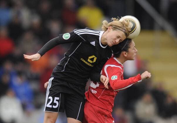 Saskia Bartusiak (li., Frankfurt) und Nadine Keßler (re., Potsdam), 1.FFC Frankfurt - 1.FFC Turbine Potsdam, Fußball, Frauen, Bundesliga, Saison 2010 2011, Frankfurt, 21.11.2010,