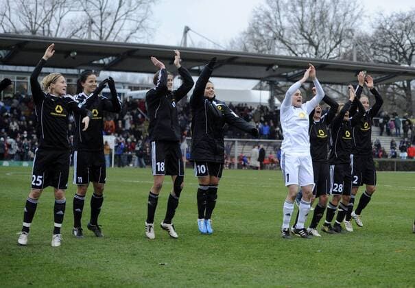 Frankfurter Spielerinnen tanzen vor Freude auf dem Rasen nach dem Spiel, Jubel, 1.FFC Frankfurt - 1.FFC Turbine Potsdam, Fußball, Frauen, Bundesliga, Saison 2010 2011, Frankfurt, 21.11.2010, o0 Jubel Freude