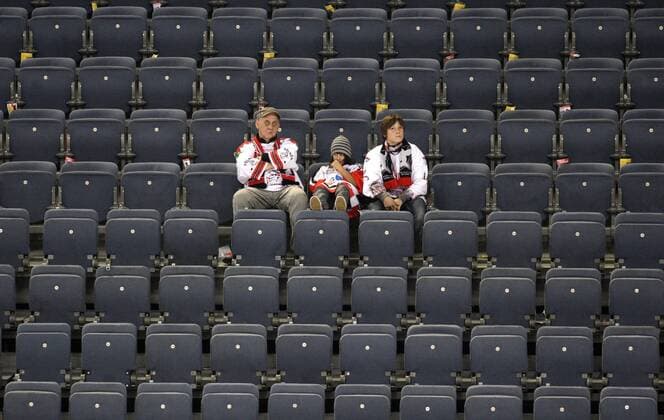 GERMANY, Koeln : Koeln s disappointed Fans after the match, German first ice hockey league match Kölner Haie, Lanxess-Arena in Koeln on November 19., 2010. o0 Zuschauer Fanfamilie Enttäuschung Leere Tribüne