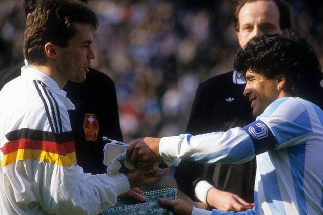 Lothar Matthäus (BR Deutschland, li.) und Diego Armando Maradona (Argentinien) beim Wimpeltausch