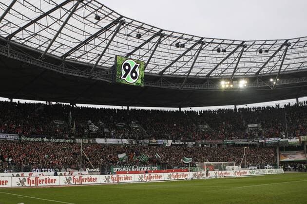 Hannover 96, Fußball, 1. Bundesliga, 13.Spieltag Saison 2010 2011, AWD Arena, Hannover: Innenraum der AWD Arena mit Blick auf die Nordkurve.