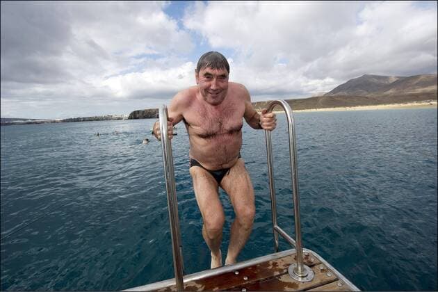 Club der Besten - Urlaub für die belgischen Olympioniken auf Lanzarote - 13.11.2010 - Eddy Merckx (BEL) schwimmt im Meer - PhotoNews -  o0 Herren, Straße, Urlaub, Freizeit