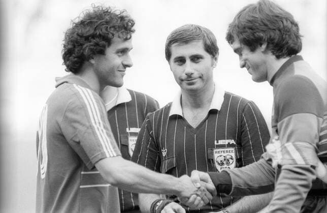 Michel Platini (Frankreich, li.) und Luis Miguel Arconada (Spanien) während der Seitenwahl bei SCHiedsrichter Vojtech Christov (CSSR) Fußball EM Herren EM 1984, Nationalteam, Länderspiel, Finale, Frankreich - Spanien 2:0 Gruppe Paris