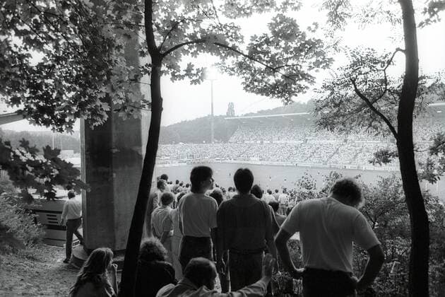 Fußball, Stadiongeschichte 1. FC Saarbrücken Zuschauer zwischen Bäumen am Saarbrücker Ludwigsparkstadion, Heimspielstätte des 1. FC Saarbrücken Aufnahmedatum geschätzt, 1989 Saarbrücken, Deutschland, Ludwigspark