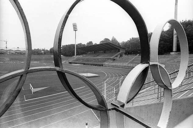 Fußball, Stadiongeschichte 1. FC Saarbrücken Olympische Ringe im Saarbrücker Ludwigsparkstadion, Heimspielstätte des 1. FC Saarbrücken o00 Objekte Aufnahmedatum geschätzt, 1989 Saarbrücken, Deutschland, Ludwigspark