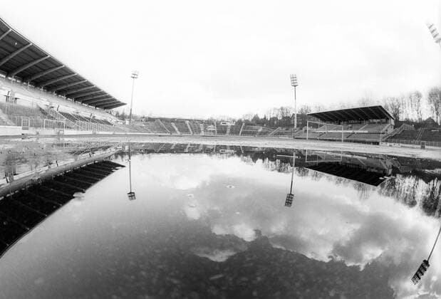 Fußball, Stadiongeschichte 1. FC Saarbrücken Nach starkem Regen große Wasserfläche im Ludwigsparkstadion Saarbrücken, Heimspielstätte des 1. FC Saarbrücken o00 kurios Komik Wasser Aufnahmedatum geschätzt