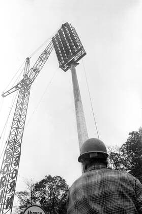 Fußball, Stadiongeschichte 1. FC Saarbrücken Installation der Flutlichtanlage im Ludwigsparkstadion in Saarbrücken, der Heimspielstätte des 1. FC Saarbrücken Aufnahmedatum geschätzt