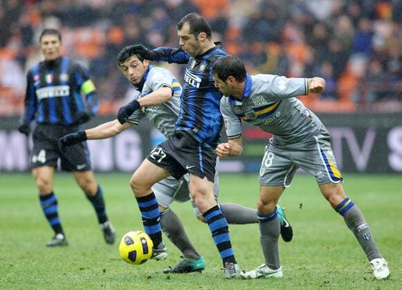 Goran Pandev (Inter Mailand, Mitte) gegen Massimo Gobbi (Parma, re.) Milano 28 11 2010, Serie A 2010 2011, Inter Mailand vs FC Parma - lucaxpagliaricci