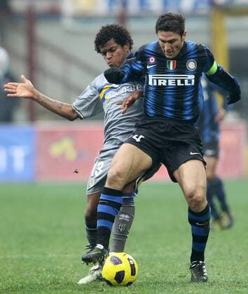 Javier Zanetti (Inter Mailand, re.) gegen Angelo (Parma) Milano 28 11 2010, Serie A 2010 2011, Inter Mailand vs FC Parma - lucaxpagliaricci