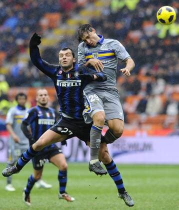Inter Mailand (blau) - AC Parma (grau) - Goran Pandev (li.) gegen Gabriel Paletta 
