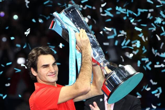 Roger Federer, SUI, after ATP-Finals 2010 in London; 28 11 2010 - o0 Sieg Freude Trophäe Objekte Siegerehrung