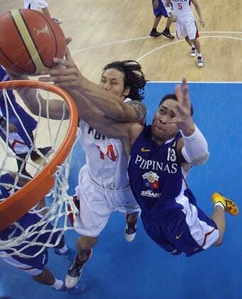 (101124) -- GUANGZHOU, Nov. 24, 2010 (Xinhua) -- South Korea s Lee Seung Jun(L) fights for the rebound during the men s quarterfinal of basketball against Philippines at the 16th Asian Games in Guangzhou, south China s Guangdong Province, Nov. 24, 2010. South Korea won 74-66 to enter the semifinal match. (Xinhua Meng Yongmin) CHINA-GUANGZHOU-16TH ASIAN GAMES-BASKETBALL (CN) 
