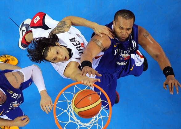 (101124) -- GUANGZHOU, Nov. 24, 2010 (Xinhua) -- South Korea s Lee Seung Jun(L) shoots during the men s quarterfinal of basketball against the Philippines at the 16th Asian Games in Guangzhou, south China s Guangdong Province, Nov. 24, 2010. South Korea won 74-66 to enter the semifinal match. (Xinhua Meng Yongmin) CHINA-GUANGZHOU-16TH ASIAN GAMES-BASKETBALL (CN) 