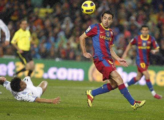Xavi Hernandez (Barcelona) FC Barcelona vs Real Madrid (weiß) - Primera Division 2010 2011 xVIxMarcaxMediaxIVx
