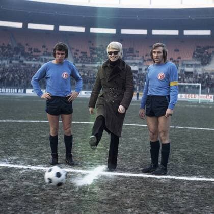 Sänger Heino zwischen Jupp Heynckes und Günter Netzer (R, alle GER) beim Anstoss zum Freundschaftsspiel 1972 zwischen einer Kombination von Fortuna Düsseldorf und Borussia Mönchengladbach gegen Ajax Amsterdam