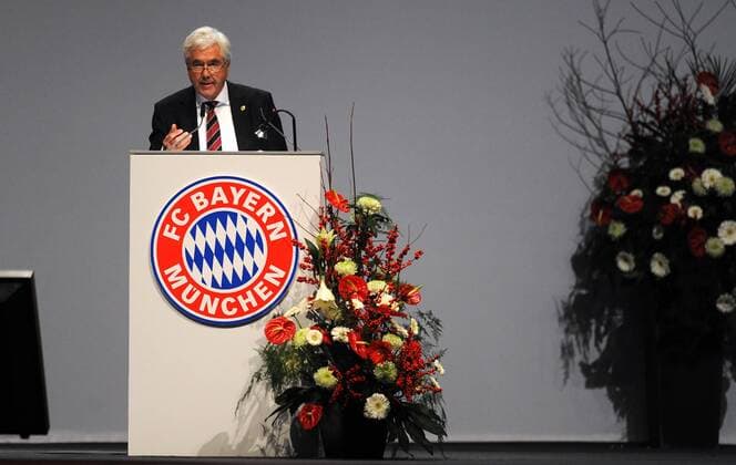 Fussball 1. Bundesliga : Saison 2010 2011 30.11.2010 JHV , Jahreshauptversammlung beim FC Bayern Muenchen Vizepräsident Prof. Dr. Fritz Scherer (FC Bayern Muenchen)  o0 Funktionär Logo, Emblem, Vereinslogo, Vereinsemblem