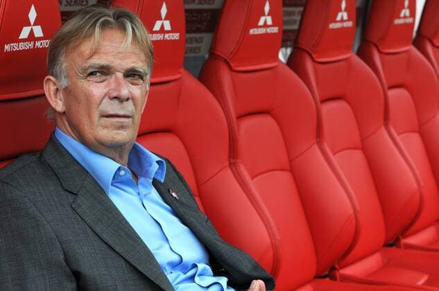 Coach Volker Finke (Reds), MAY 10, 2009 - Football : Urawa Reds head coach Volker Finke sits on the bench before the 2009 J.League Division 1 match between Urawa Red Diamonds 2-3 Kawasaki Frontale at Saitama Stadium in Saitama, Japan.  (002107)