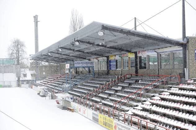 Haupttribüne im winterlichen Potsdamer Karl Liebknecht Stadion, Heimspielstätte des SV Babelsberg 03