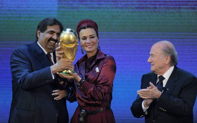 02.12.2010, Zürich - Vergabe der FIFA Weltmeisterschaften 2018 und 2022 - Emir von Katar, HH Sheikh Hamad bin Khalifa Al-Thani (li) und seine Frau HH Sheikha Mozah bint Nasser Al-Missned mit WM Pokal; FIFA Praesident Joseph Sepp Blatter (re, SUI)  o0 people Politik Familie Frau Ehefrau Objekte Trophäe Freude Jubel Funktionär