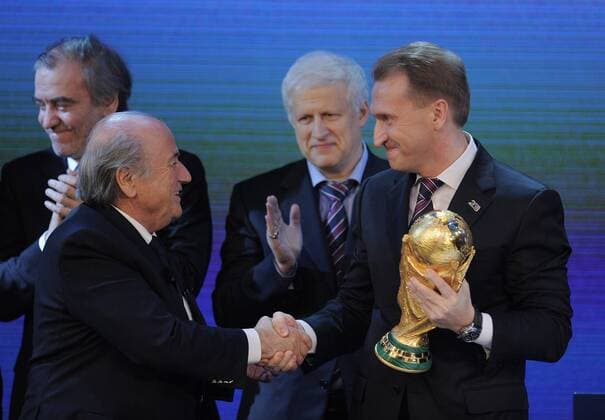 02.12.2010, Zürich - Vergabe der FIFA Weltmeisterschaften 2018 und 2022 - Russlands Vize Premierminister Igor Shuvalov (RUS) mit WM Pokal (re) und FIFA Praesident Joseph Sepp Blatter (SUI)  o0 people Politik Objekte Trophäe Freude Jubel Funktionär