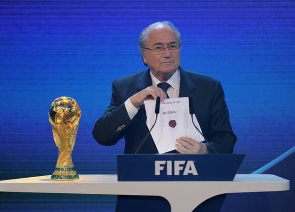02.12.2010, Zürich - Vergabe der FIFA Weltmeisterschaften 2018 und 2022 - FIFA Praesident Joseph Sepp Blatter (SUI) verkündet Russland als Ausrichter der WM 2018  o0 Funktionär Objekte Pokal Trophäe Schriftzug