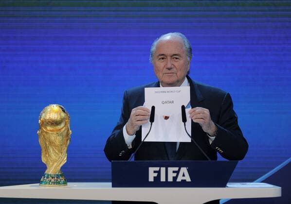 02.12.2010, Zürich - Vergabe der FIFA Weltmeisterschaften 2018 und 2022 - FIFA Praesident Joseph Sepp Blatter (SUI) verkündet Katar als Ausrichter der WM 2022  o0 Funktionär Objekte Pokal Trophäe Schriftzug