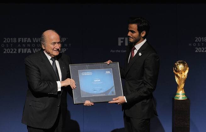 Fussball FIFA WM - Vergabe 2018 und Vergabe 2022 : Bewerbung-Delegation Katar: FIFA Präsident Joseph S. Blatter (li, SUI) übergibt dem HE Sheikh Mohammed bin Hamad Al-Thani Sohn des Emir von Katar (Chairman of Bidding Qatar) das Bewerbungszertifikat 