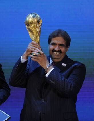 FIFA WM 2022, Emir von Katar, HH Sheikh Hamad bin Khalifa Al-Thani mit WM Pokal  o0 Trophäe Pokal Objekte Weltmeisterpokal people Scheich Freude
