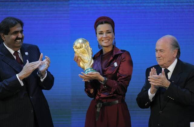 Fussball International FIFA WM 2022 02.12.2010 Emir von Katar, HH Sheikh Hamad bin Khalifa Al-Thani (li) mit seiner Frau HH Sheikha Mozah bint Nasser Al-Missned mit WM Pokal und FIFA Praesident Joseph Sepp Blatter (SUI) nach der Entscheidung für Katar als Ausrichter für die WM 2022  o0 Trophäe Pokal Objekte Weltmeisterpokal people Scheich Freude Funktionär privat Familie Ehefrau