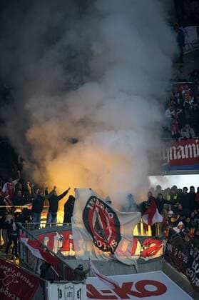 04.12.2010, Fussball 2.Bundesliga 2010 2011, 15.Spieltag, Energie Cottbus, in der IMPULS-Arena Augsburg. Cottbuser Fans brennen Feuerwerkskörper ab. o0 Totale