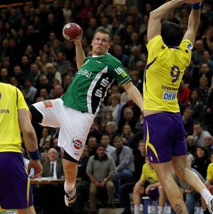 Lars Kaufmann (FAG) gegen Denis Spoljaric (Berlin) v.li. Frisch Auf FA Goeppingen vs. Fuechse Berlin. Handball-Bundesliga 2010-2011 . Goeppingen , DEU, 04.12.2010 ,
