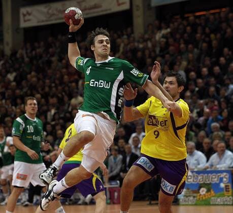 Tim Kneule (FAG) gegen Denis Spoljaric (Berlin) v.li. Frisch Auf FA Goeppingen vs. Fuechse Berlin. Handball-Bundesliga 2010-2011 . Goeppingen , DEU, 04.12.2010 ,