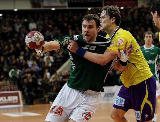 Pavel Horak (FAG) gegen Sven-Soeren Christophersen (Berlin) v.li. Frisch Auf FA Goeppingen vs. Fuechse Berlin. Handball-Bundesliga 2010-2011 . Goeppingen , DEU, 04.12.2010 ,
