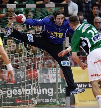 Silvio Heinevetter (Berlin) gegen Maximilian Schubert (FAG) v.li. Frisch Auf FA Goeppingen vs. Fuechse Berlin. Handball-Bundesliga 2010-2011 . Goeppingen , DEU, 04.12.2010 ,