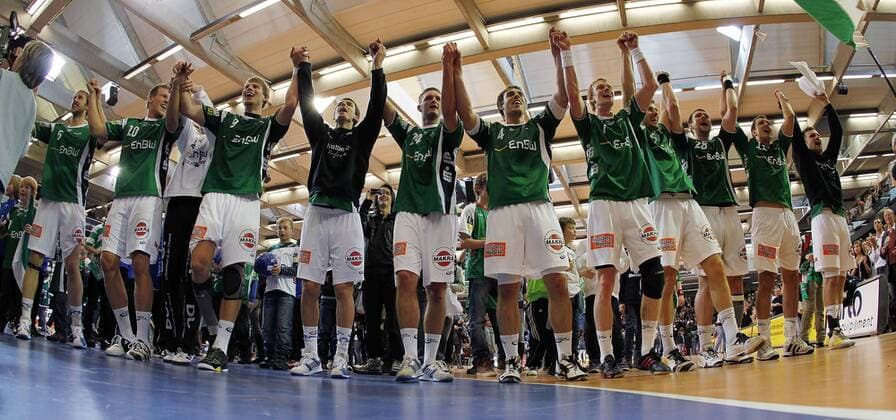 Schlussjubel Goeppingen, die Spieler bedanken sich bei ihren Anhängern . Frisch Auf FA Goeppingen Handball-Bundesliga 2010-2011 . Goeppingen , DEU, 04.12.2010 ,