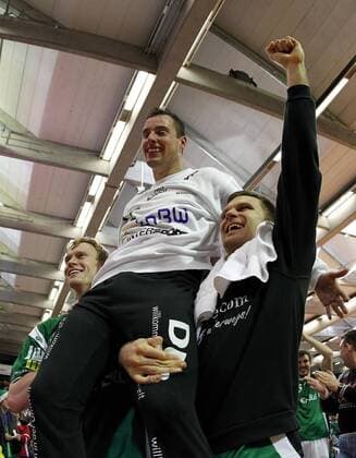 Schlussjubel Goeppingen, Christian Schoene (FAG, li) und Dragos Oprea (FAG), re) halten Torhueter Jure Vran (FAG) hoch . Frisch Auf FA Goeppingen vs. Fuechse Berlin. Handball-Bundesliga 2010-2011 . Goeppingen , DEU, 04.12.2010 ,