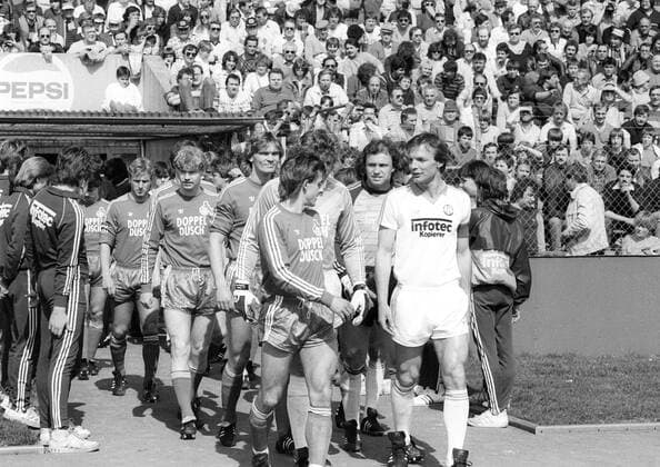 Einmarsch zum Bundesligaspiel, v.re.: Karl Heinz Körbel, Torwart Jürgen Paul (beide Eintracht Frankfurt), Pierre Littbarski, Torwart Harald Schumacher, Paul Steiner, Vincent Mennie und Mathias Hönerbach (alle 1. FC Köln) o0 1. BL, Saison 1983 1984, Eintracht Frankfurt - 1. FC Köln 0:2, Einmarsch, einlaufen, auflaufen
